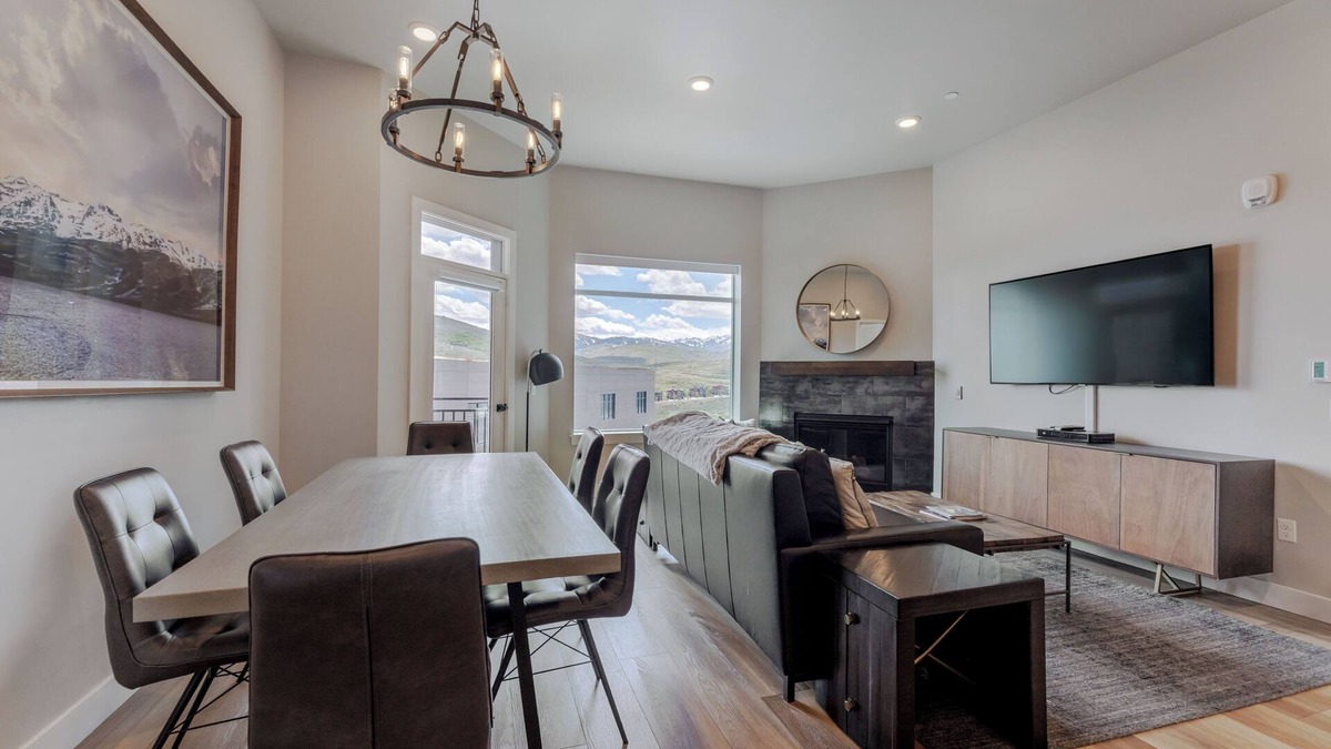 Park City Condo | 2 Bedroom/2 Bathroom Condo with Pool, hot tub, sauna/steam and Views!