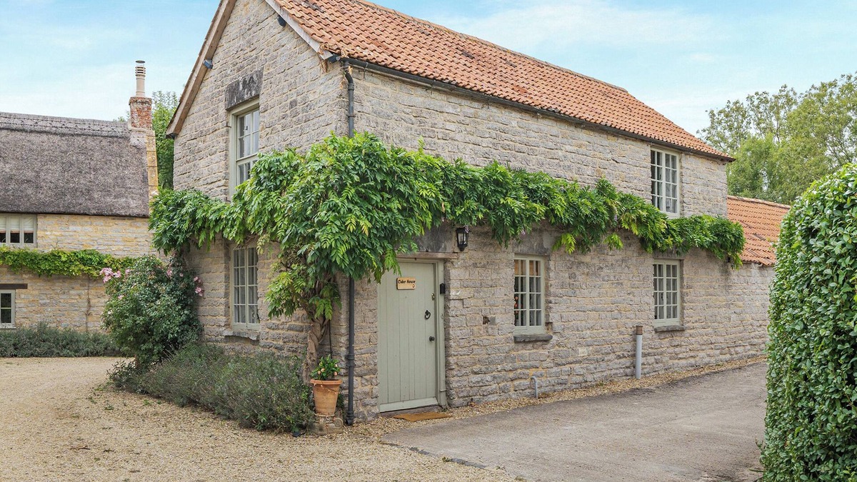West Pennard Apartment | 2 bedroom accommodation in West Pennard, near Glastonbury