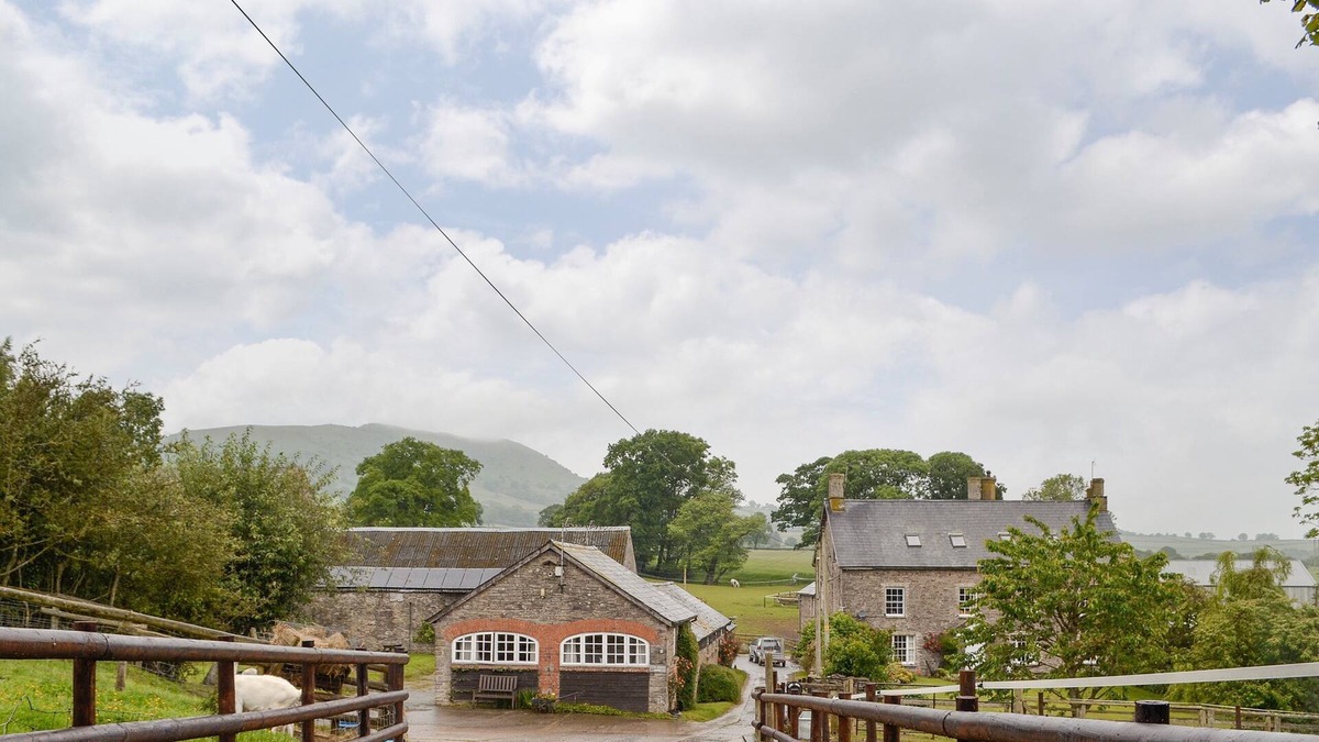 Abergavenny Cottage | 2 bedroom accommodation in Llantilio Pertholey, near Abergavenny