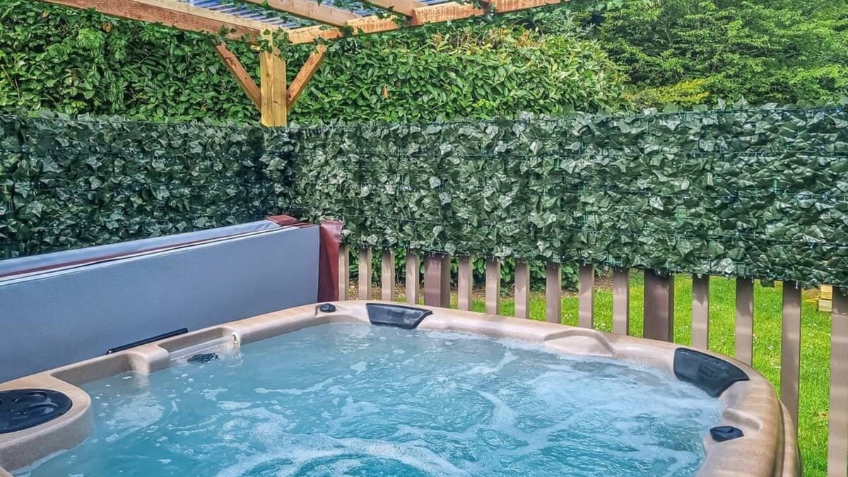 Little Weighton Cabin | 2 bedroom accommodation in Little Weighton, Nr Beverley