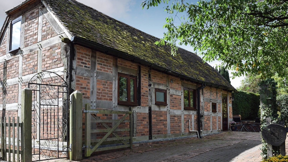 Malvern Cottage | 2 bedroom accommodation in Welland, near Malvern