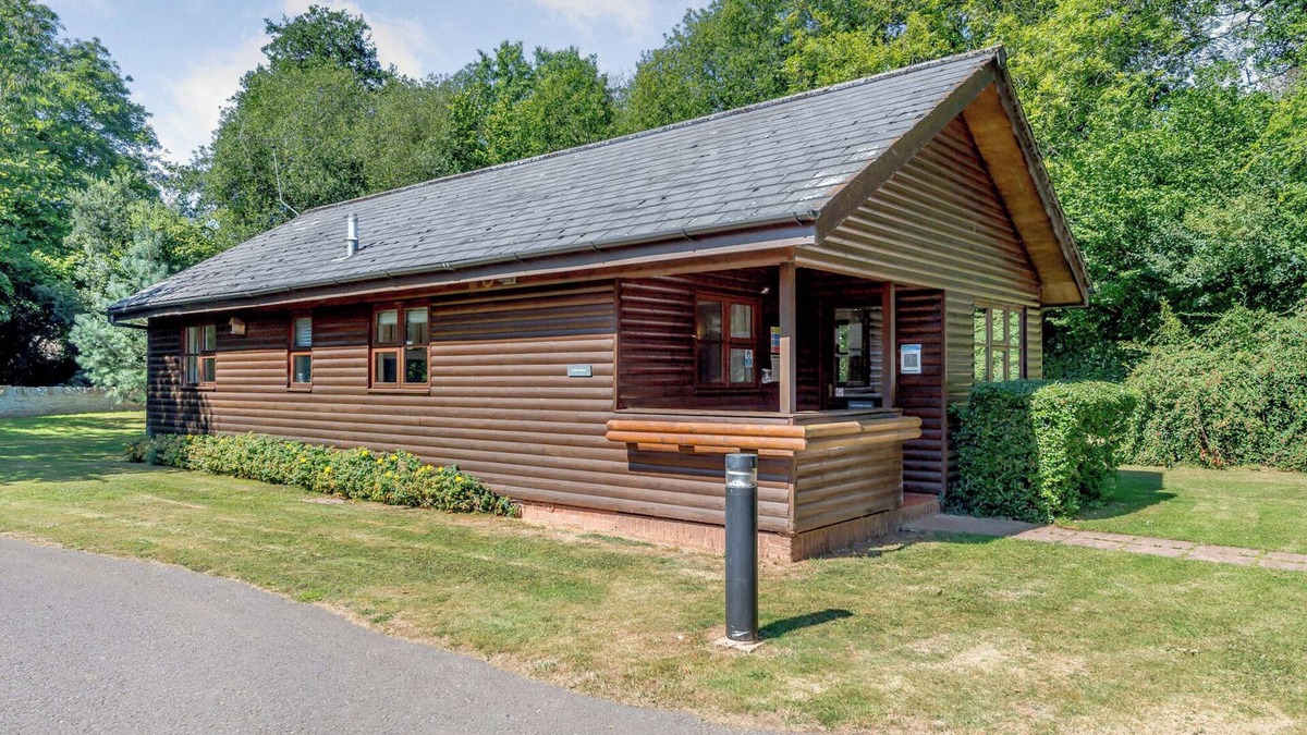 Kilcot Ski Chalet | 2 bedroom accommodation in Kilcot, Newent