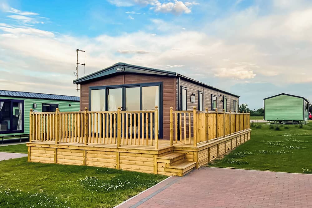 Tunstall Ski Chalet | 2 bedroom accommodation in Tunstall, Nr Hull