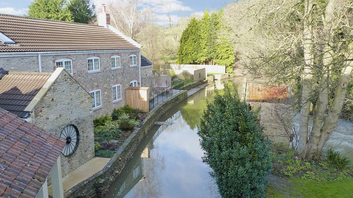 Frome Cottage | 2 bedroom accommodation in Spring Gardens, Frome