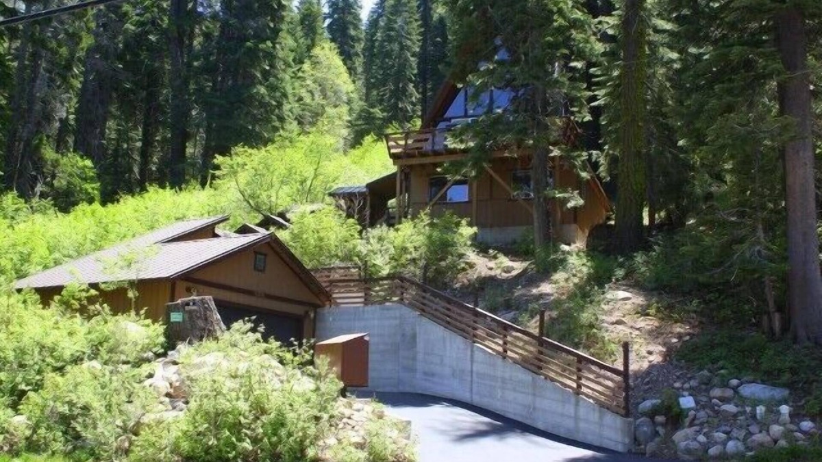 Truckee Cabin | 2 bedroom and Loft, 2 bath, sleeps 6 adults. S Shore of Donner Lake DLR#027