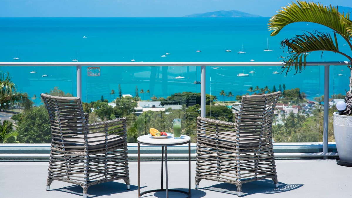 Airlie Beach Apartment | 2 Bedroom Apartment in the heart of Airlie Beach with 180 degree views.