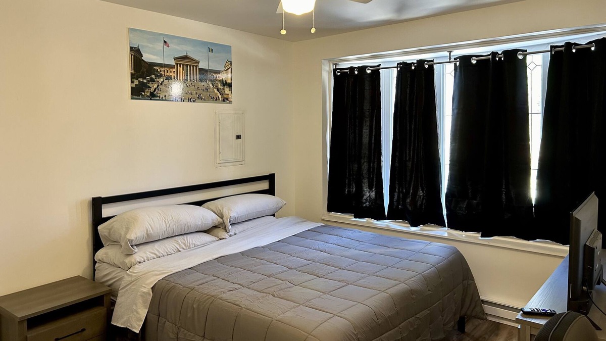 Manayunk Apartment | 2 Bedroom apartment sleeps 8 people with King Size Bed, 3 Computer Desk & more!