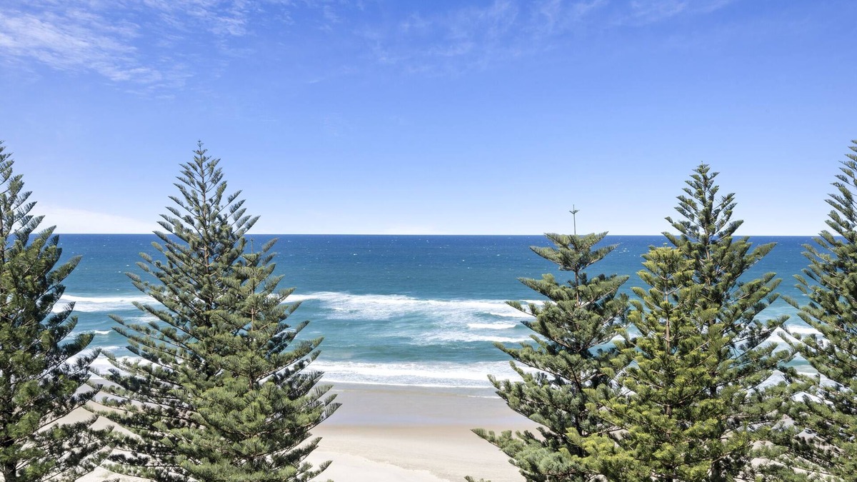 Burleigh Heads Apartment | 2 Bedroom Apartment on the Burleigh Esplanade!
