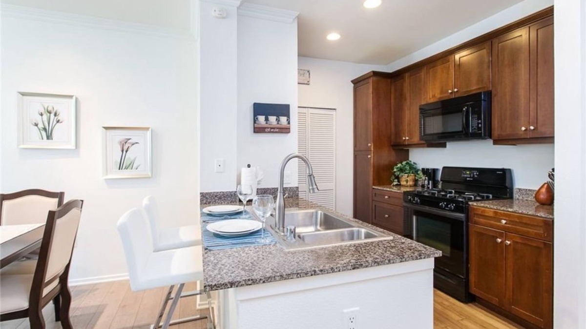 Airport Area Apartment | 2 Bedroom Apartment L-458838 by Houzlet