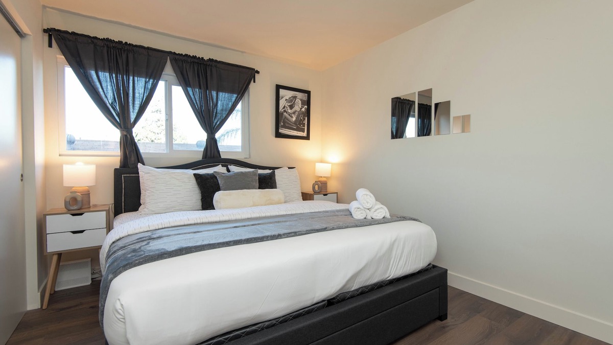 Hollywood Apartment | 2-bedroom apartment in brilliant Los Angeles with AC, fitness room, WiFi