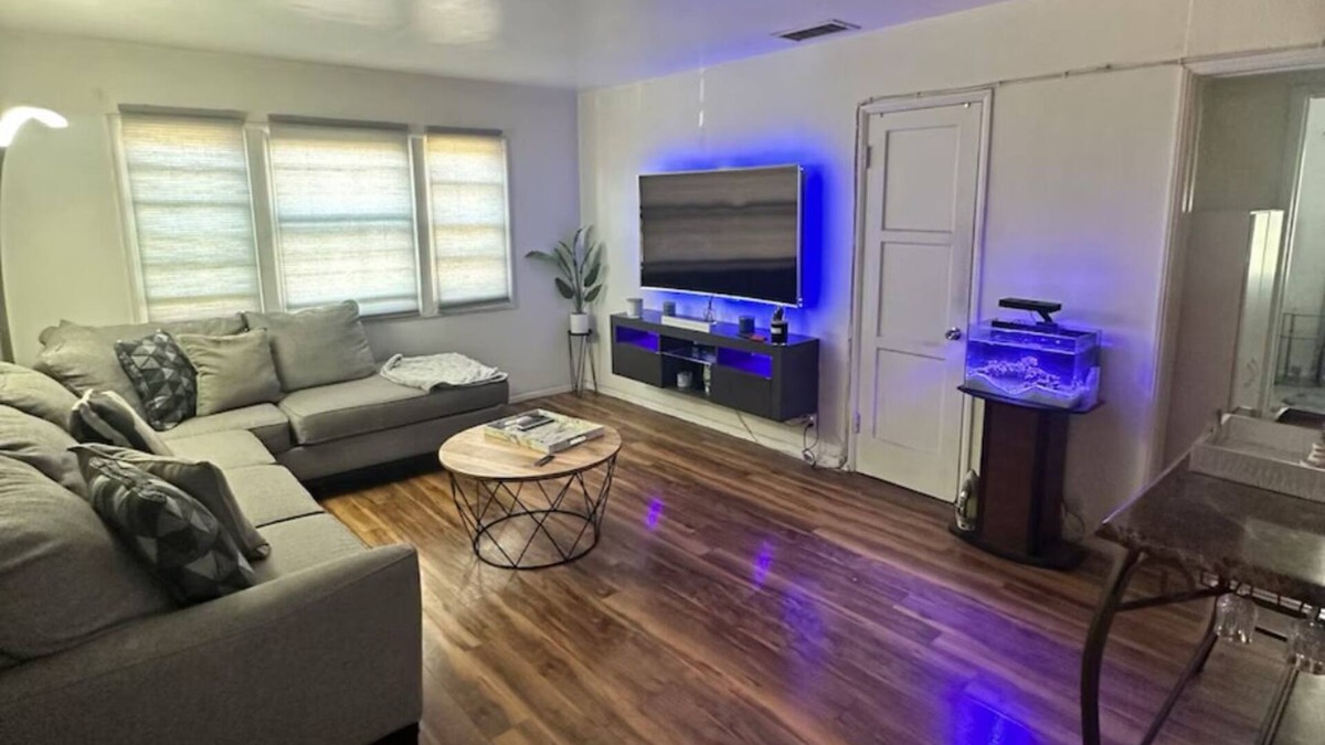 Los Angeles Apartment | 2-bedroom apartment in brilliant Los Angeles - Near LAX & SoFi