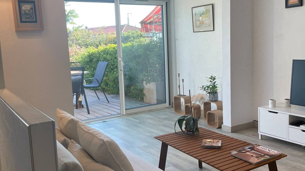 Cannes La Bocca Apartment | 2 bedroom appartment with seaview, pool and spacious private terrace