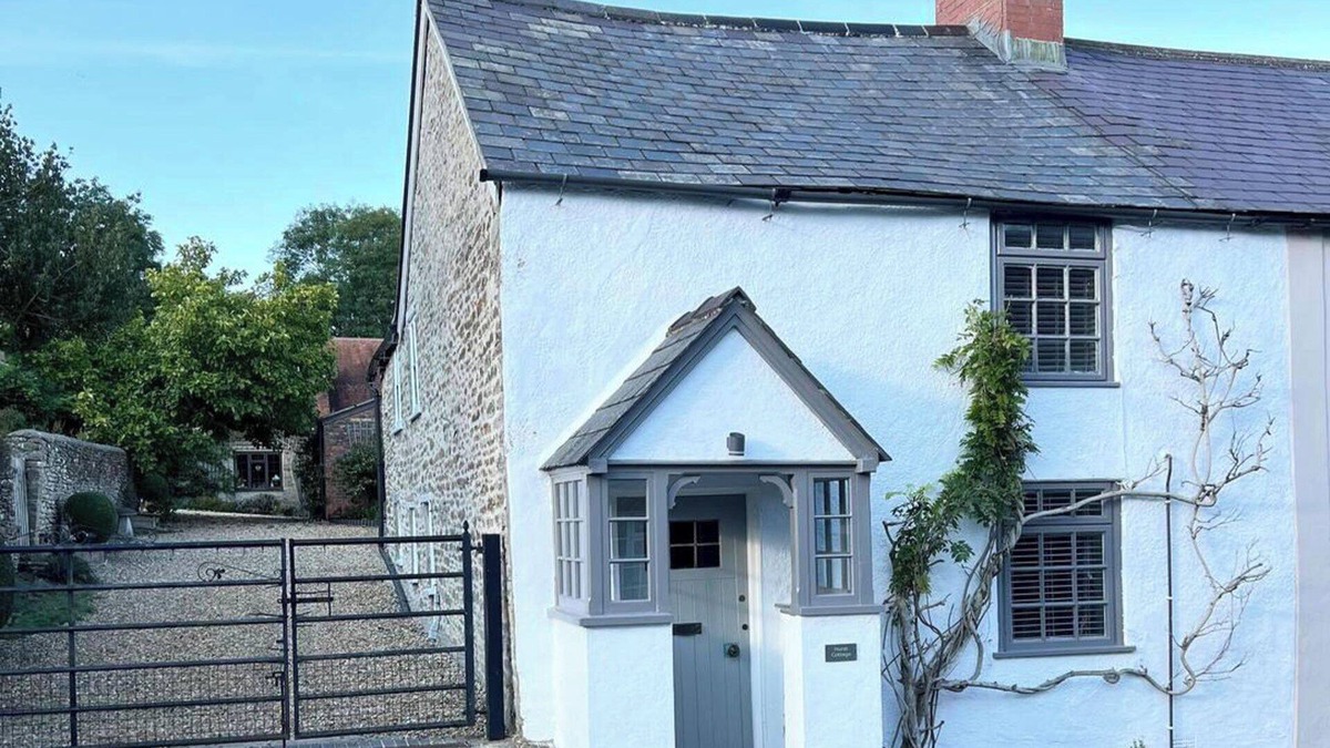 Stalbridge House | 2 Bedroom Cottage - Sleeps 4 - Wifi, Fireplace