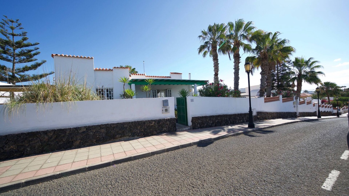 Corralejo House | 2 bedroom centrally located bungalow with garden and private parking