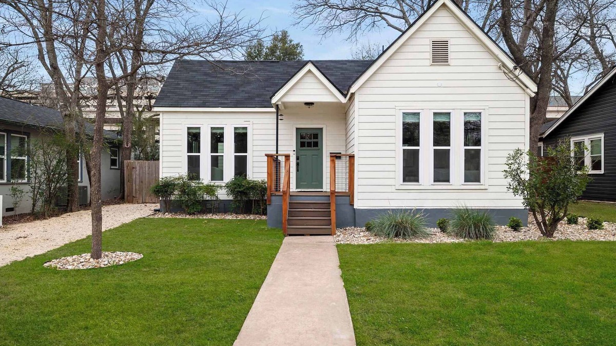 Cherrywood House | 2 Bedroom Cherrywood Cottage | Firepit | Near UT