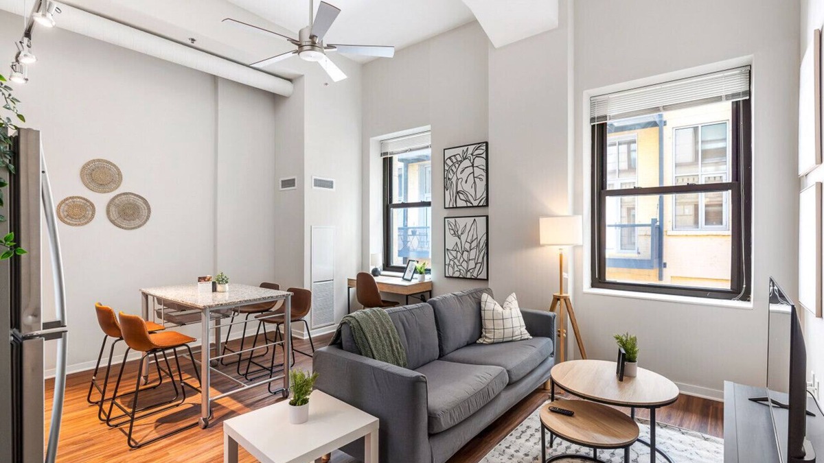Downtown Cincinnati Apartment | 2-Bedroom City Club Pool & Gym Access In the CBD