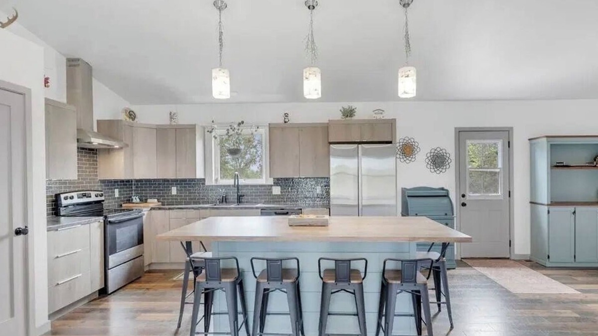 Fennville House | 2-bedroom close to Saugatuck and South Haven! Pet friendly-hot tub