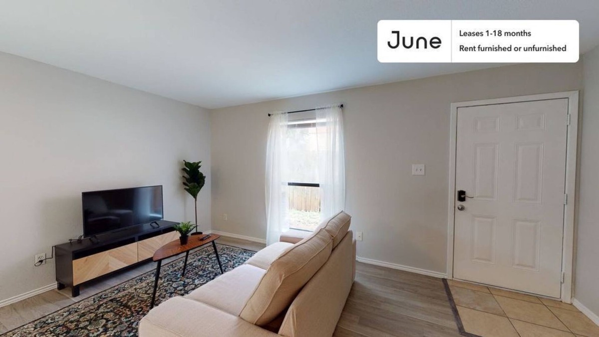South Lamar Condo | 2 Bedroom Condo 365866 by Houzlet