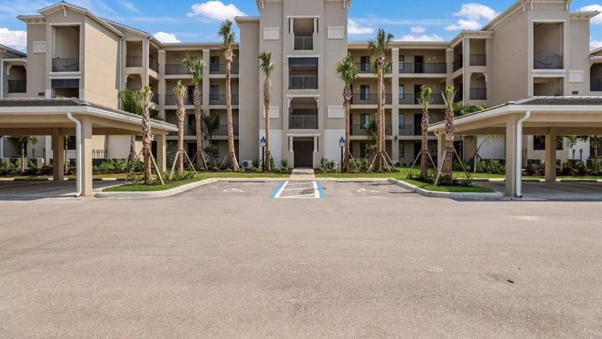 Lakewood Ranch Condo | 2 Bedroom Condo (427984) by Houzlet