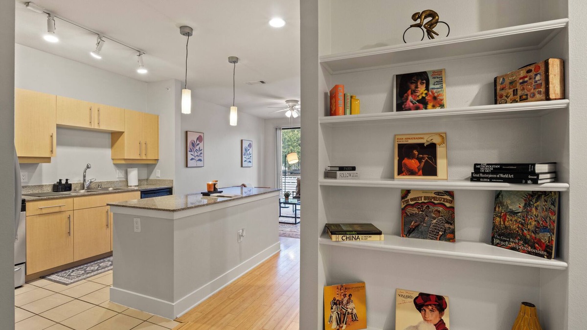 Oak Lawn Condo | 2-bedroom condo 8 mins to AAC