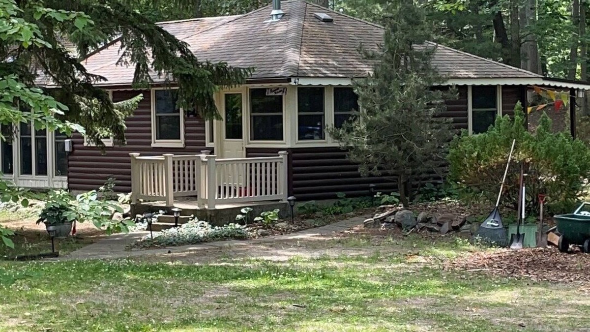 Grand Bend House | 2 bedroom cottage 1 block from South Beach- hot tub, fire pit