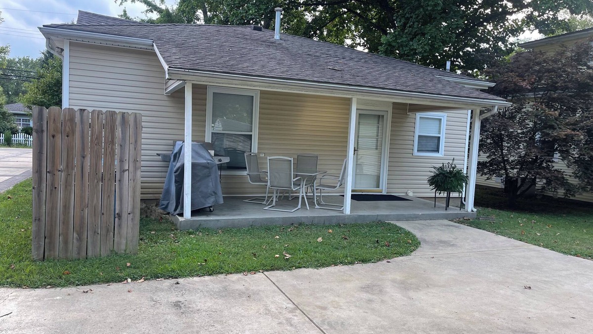Middletown House | 2 bedroom , cottage, easy and close location to shopping, restaurants and away