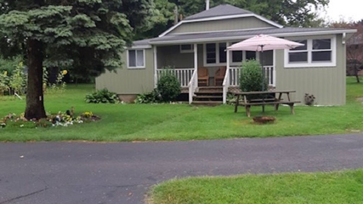 Port Dover Cottage | 2 bedroom cottage plus a childrens' loft on the stunning Lake Erie shoreline