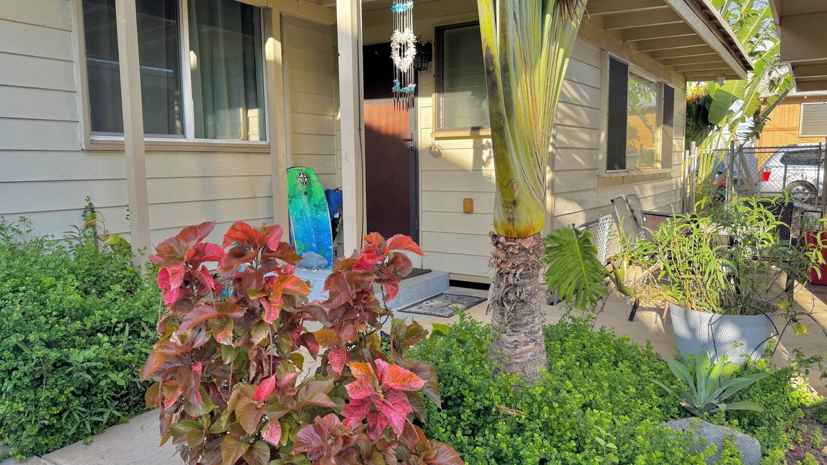 Ewa Cottage | 2-bedroom cottage, steps from the ocean, AC, parking