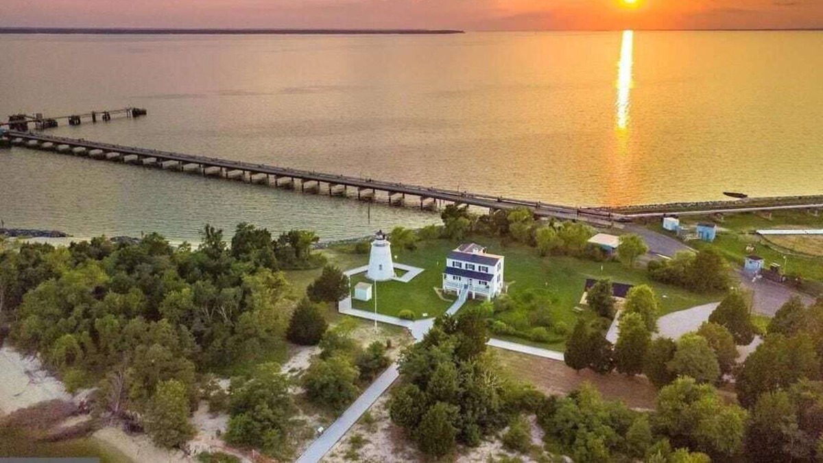 Piney Point Cottage | 2 Bedroom Cozy Beach Cottage with beach access