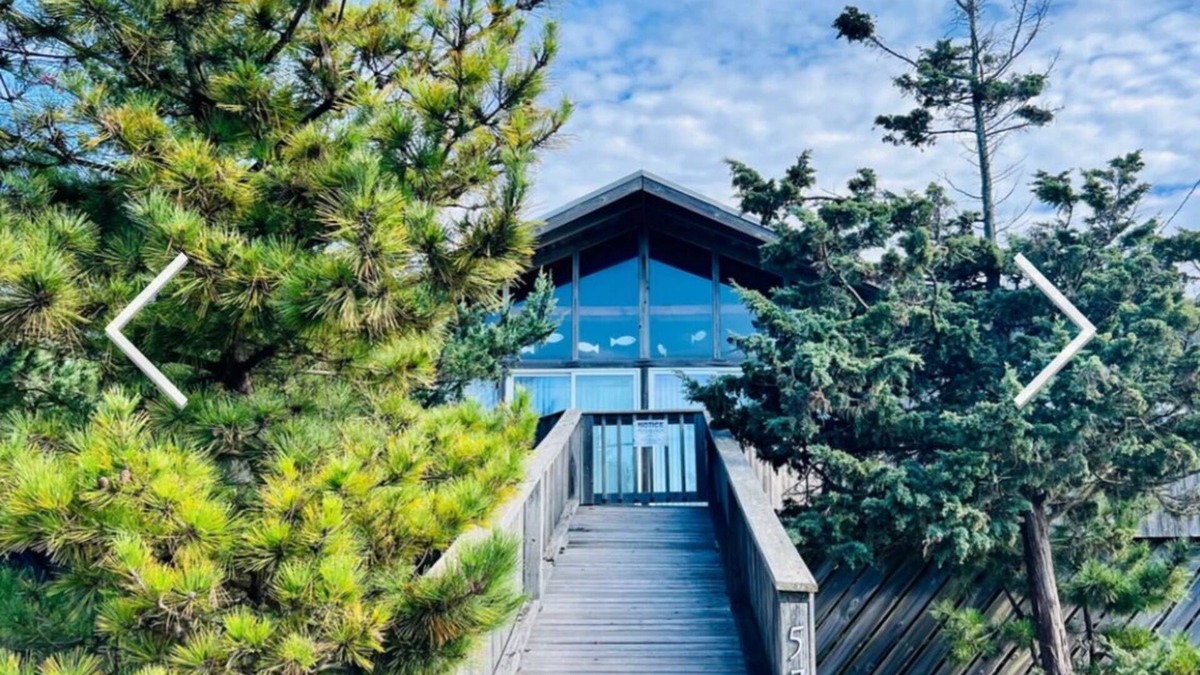 Long Island House | 2-bedroom designer bungalow with Hot Tub, 1GB FiOS, AC, steps from the beach