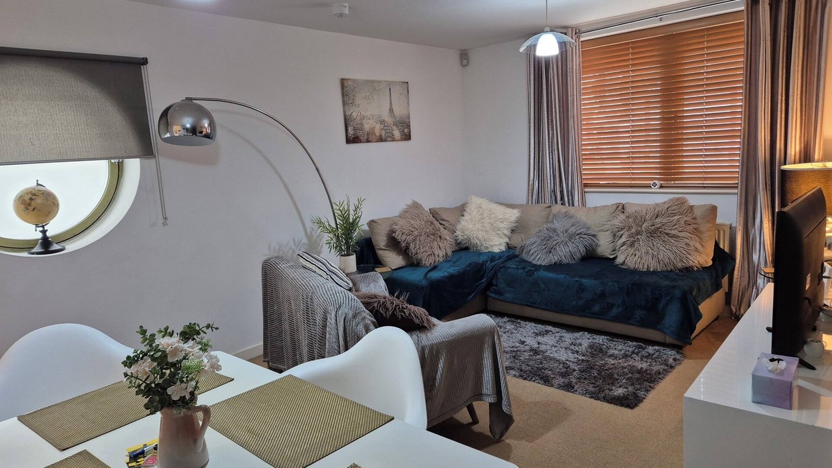 The Docks House | 2 Bedroom Dockland Apartment- Free Parking for one car.
