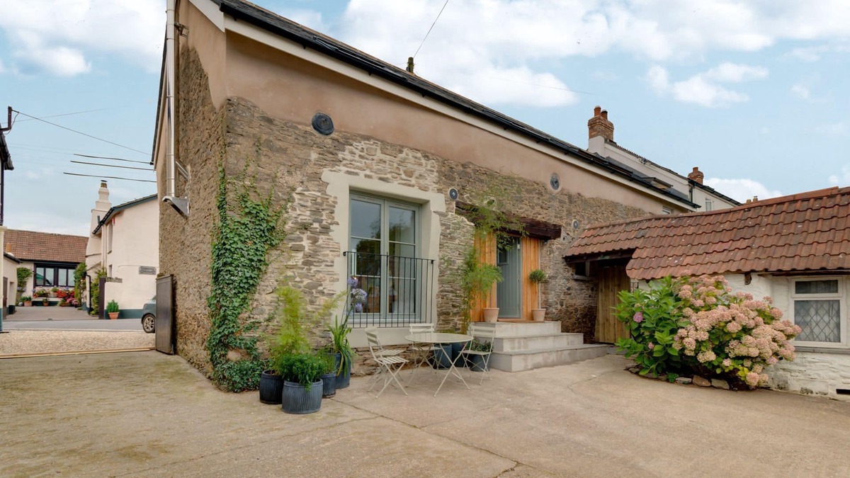 Braunton Cottage | 2-bedroom dog friendly cottage located in Braunton, within easy reach of the beach.
