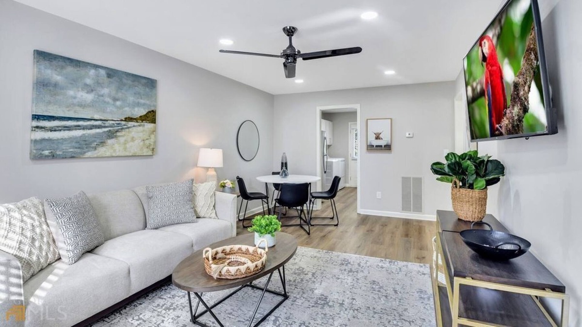 Austell Apartment | 2 Bedroom Duplex triplex L-554127 by Houzlet