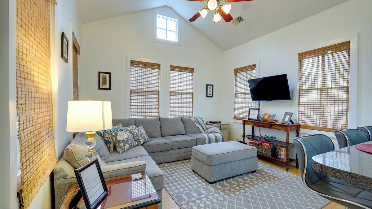 Columbia House | 2 Bedroom Escape - Columbia Downtown (Arsenal Hill)
