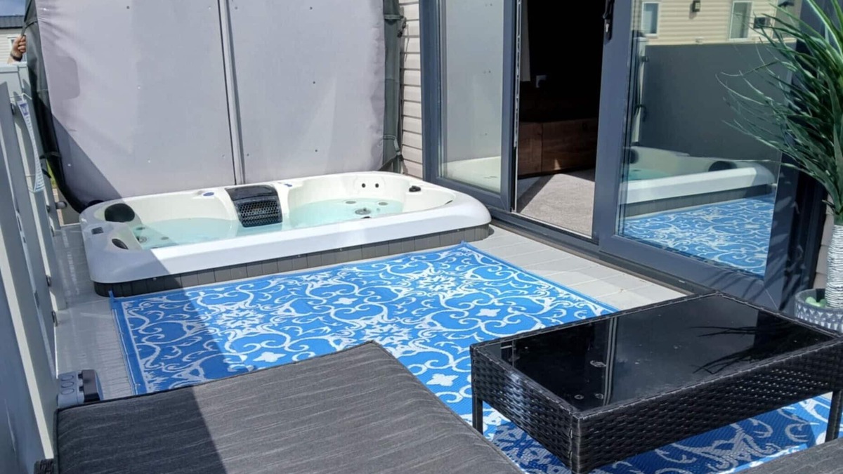 Ingoldmells House | 2-bedroom, Fantasy Island, HOT TUB, WiFi, dog friendly in Ingoldmells Sleeps 4