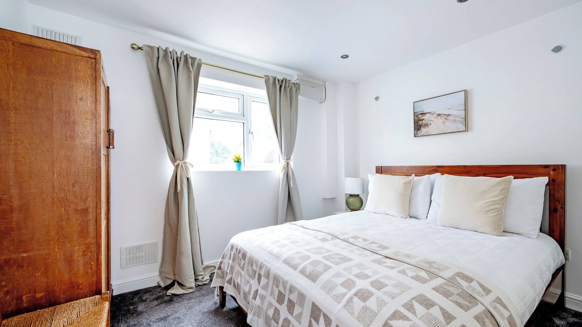 Thamesfield Apartment | 2 bedroom flat in Putney by the river