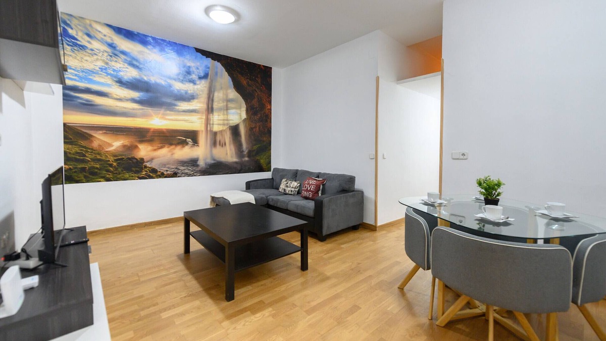 Barrio de La Latina Apartment | 2-bedroom flat in the heart of Madrid: location and comfort