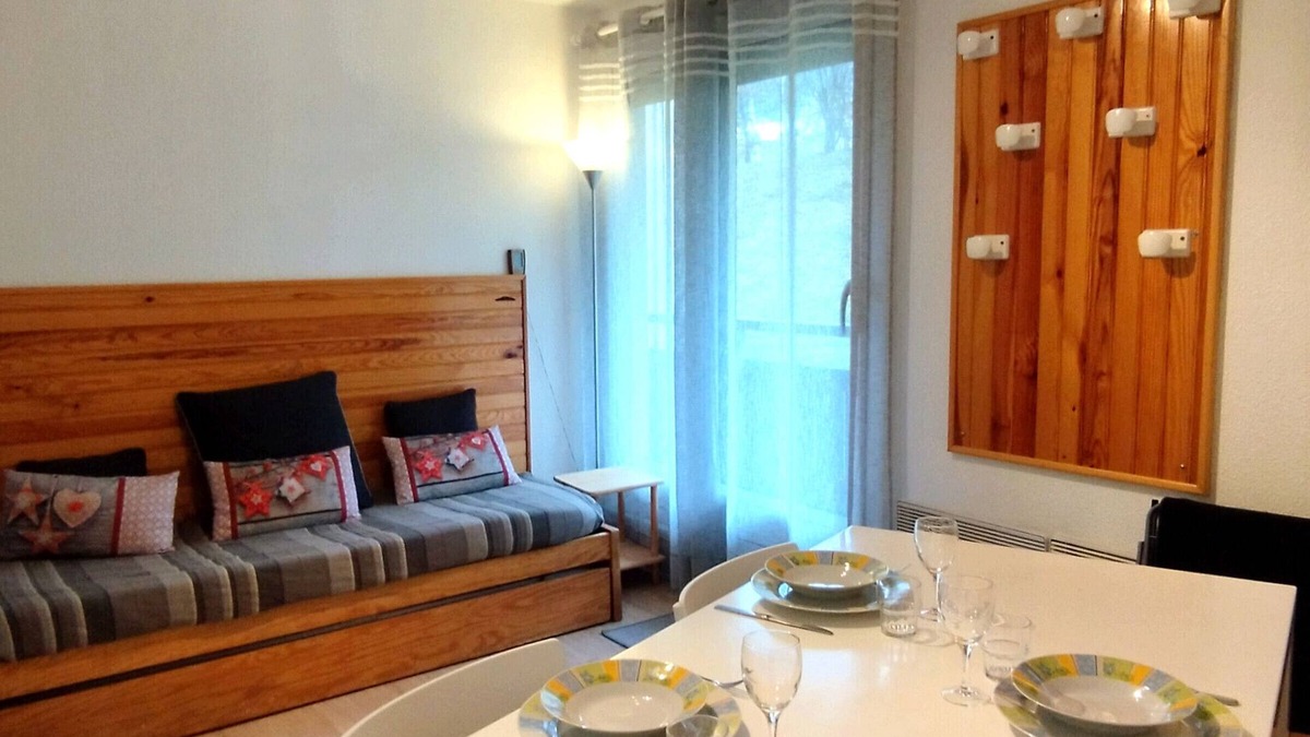 Les Adrets Apartment | 2-Bedroom Cabin Near Slopes, New Kitchen, Balcony, 4 Pax