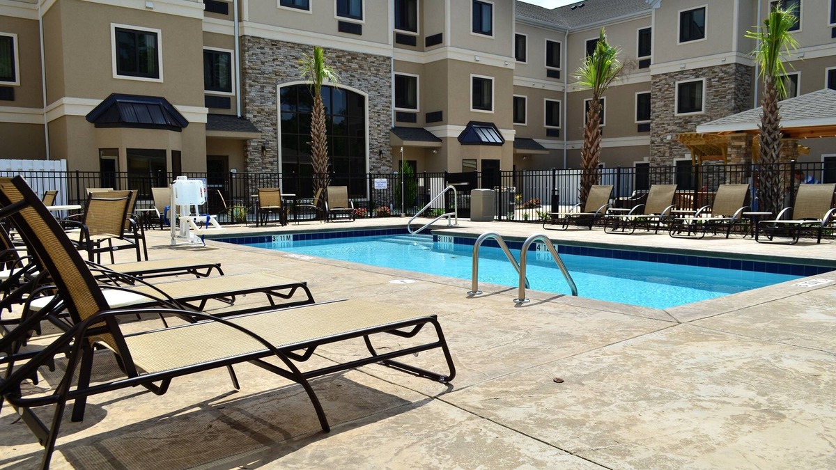 Jacksonville Condo | 2 Bedroom | Free Breakfast Buffet. Outdoor Pool