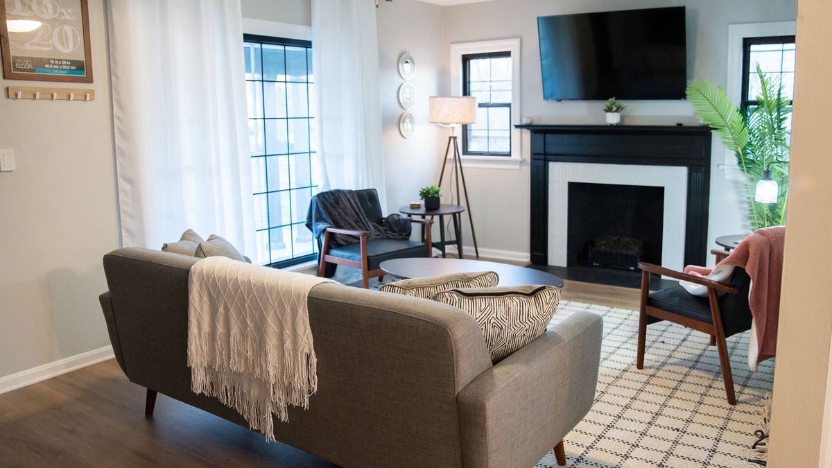 Youngstown House | 2 bedroom getaway in the heart of Mill Creek Park just a block from Newport Lake