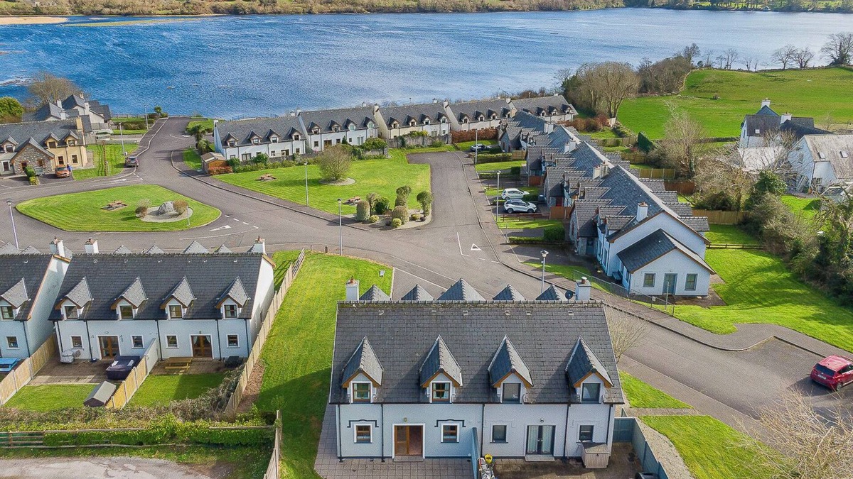 Kenmare Condo | 2 bedroom home in Kenmare with sea views to sleep 4