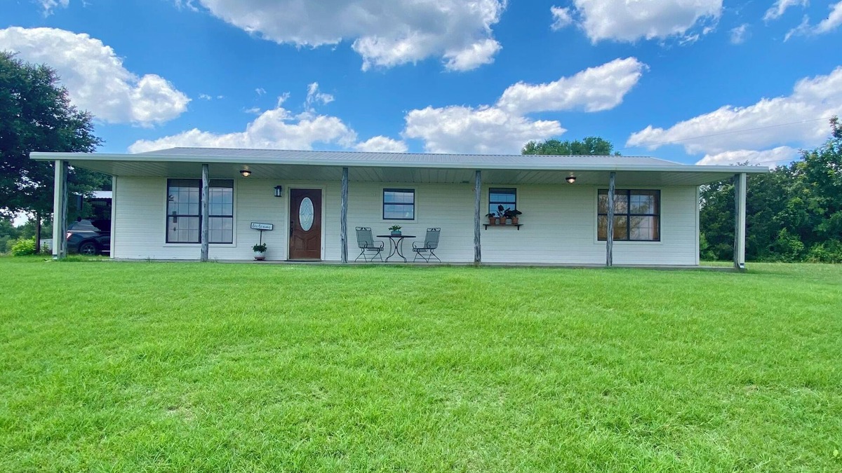 Iredell House | 2-bedroom home on acreage in peaceful, rural area.