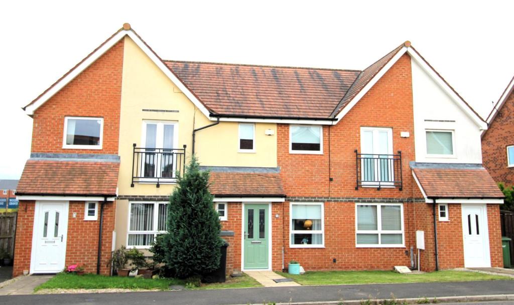 Ashington House | 2 Bedroom House - Beautifully Decorated & Furnished - Parking - Large Garden
