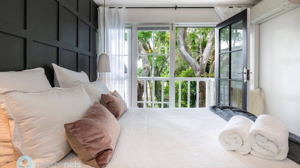 Balmain House | 2 Bedroom House with Courtyard and Aircon