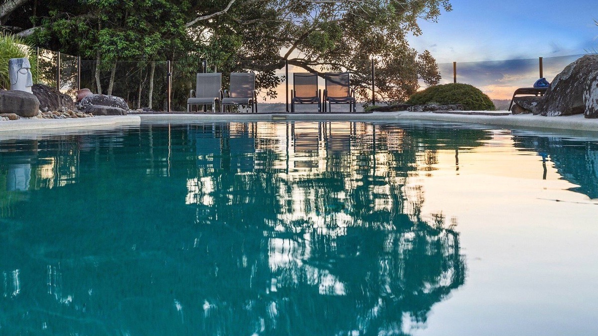 Clunes Villa | 2 bedroom House with outdoor dining table & BBQ. Dog & Family Friendly