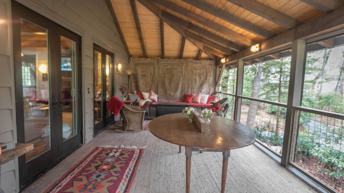 Mirror Lake House | 2-Bedroom House with Spacious Outdoor Living area in Mirror Lake neighborhood