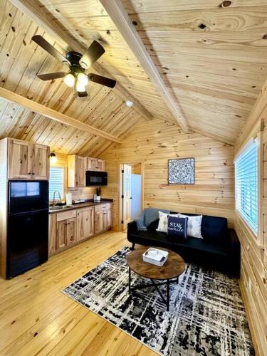 Marion House | 2 Bedroom Log Cabin on Lake James with Loft- Private Resort Amenities