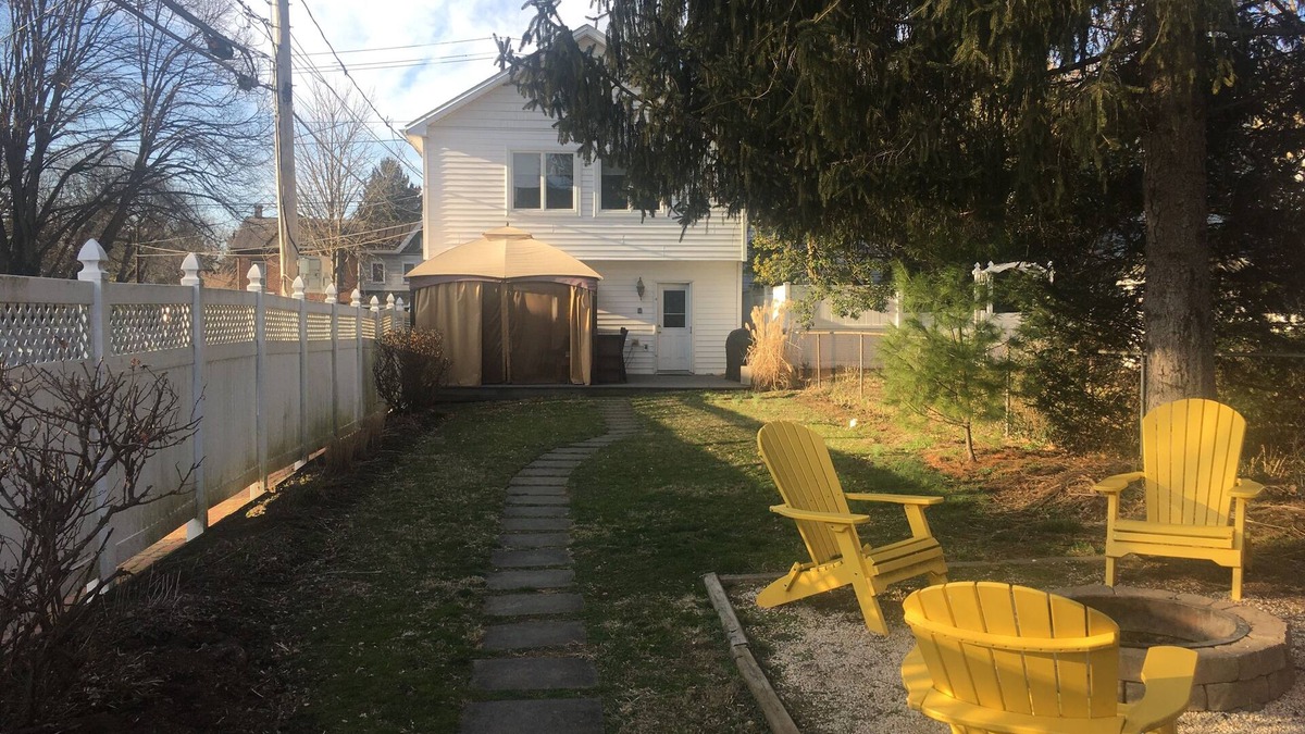 Mechanicsburg House | 2 Bedroom Near: Messiah University, Mechanicsburg, Carlisle, Harrisburg, Hershey