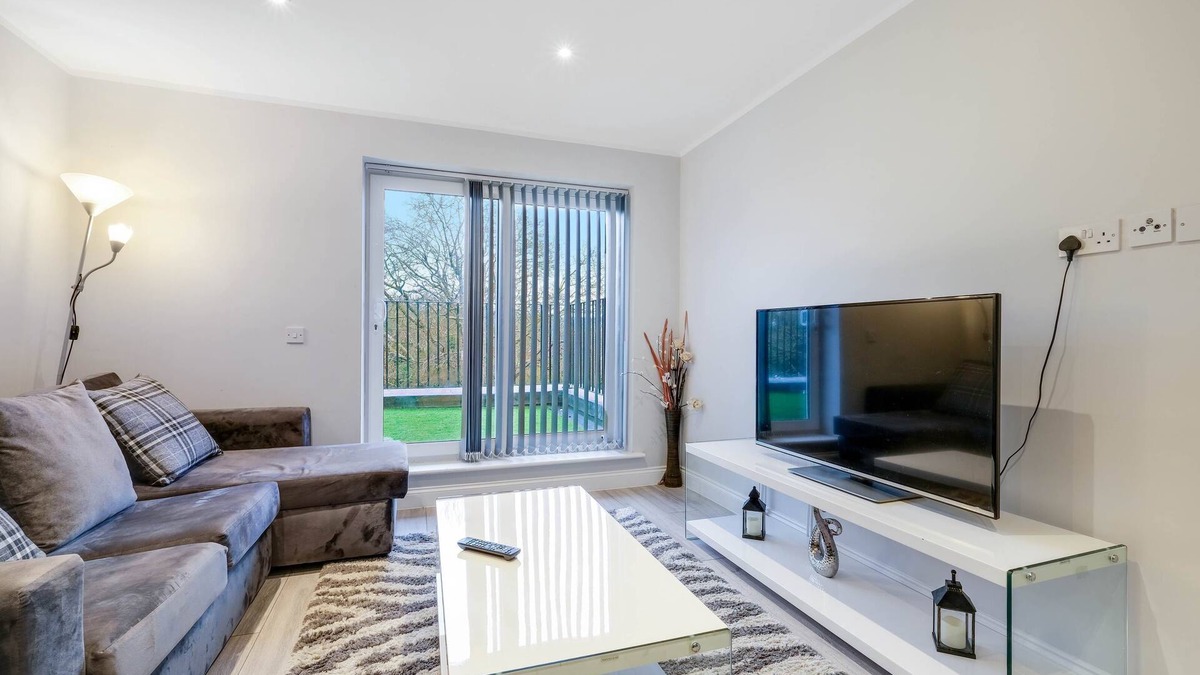 High Wycombe Apartment | 2 Bedroom Penthouse With Parking High Wycombe Apt. 01