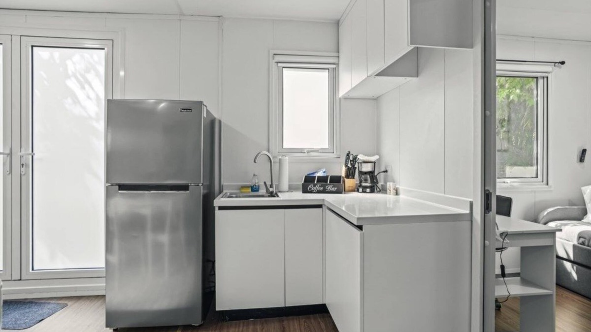 Hollywood House | 2 Bedroom Tiny Farm Home Next to Shul, near Seminole Hard Rock Hotel & Casino! by RedAwning